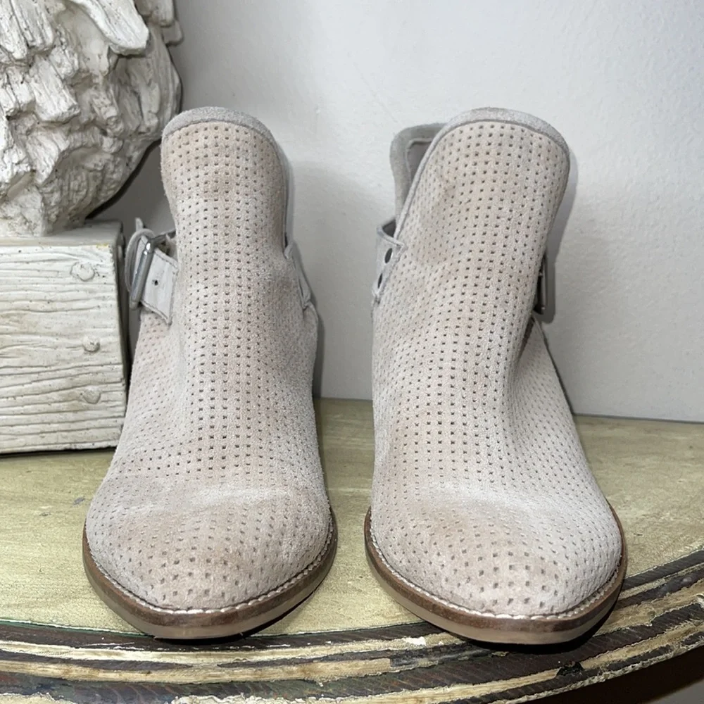 Dolce Vita Simon Perforated Suede Taupe Ankle Boots Womens Size 7 1/2